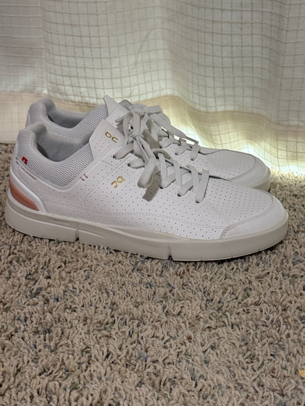 ON The Roger Centre Court Sneakers Trainers White Woodrose wms 11 shoes on cloud